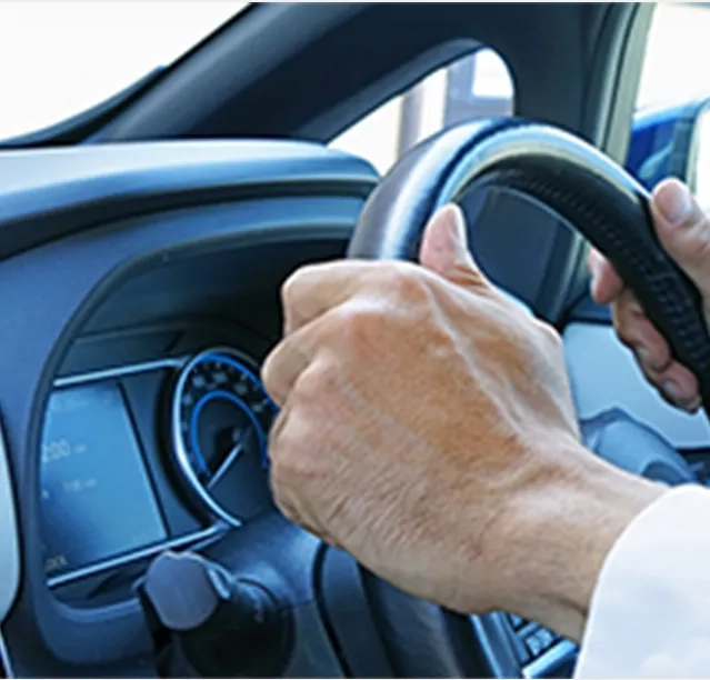 ハンドルを握る人