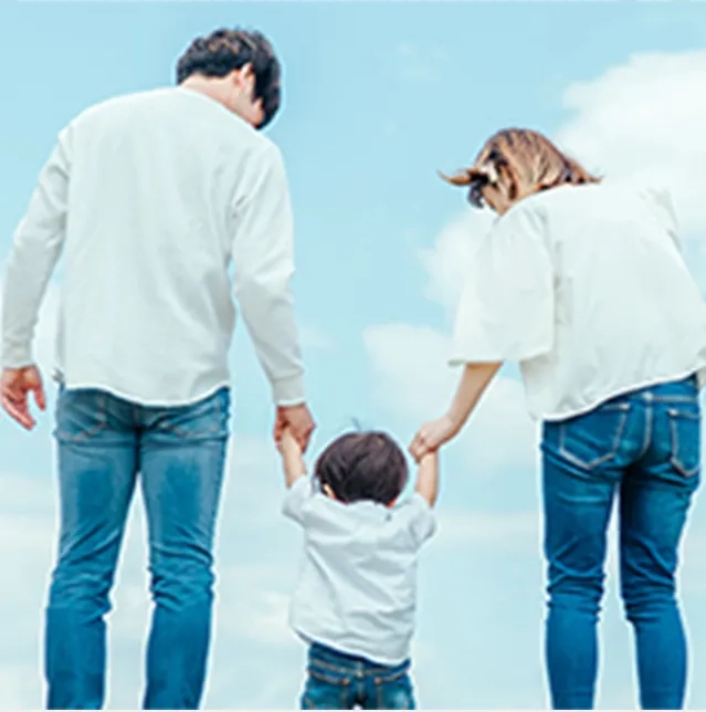 小さい子供の手をつなぐ夫婦