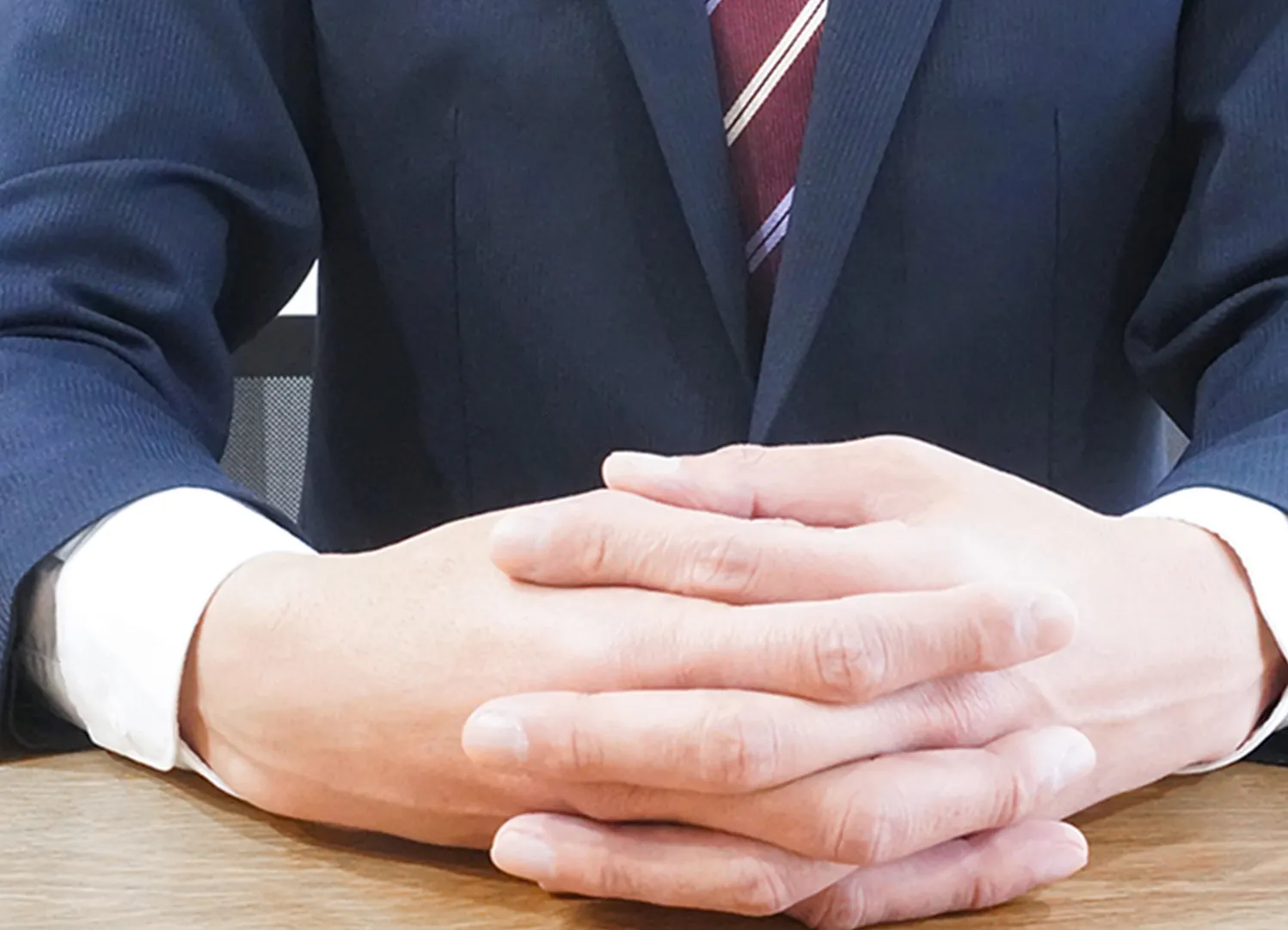 対話するスーツを着た人