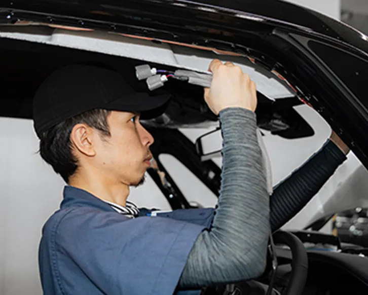 車の配線を調整するメカニック