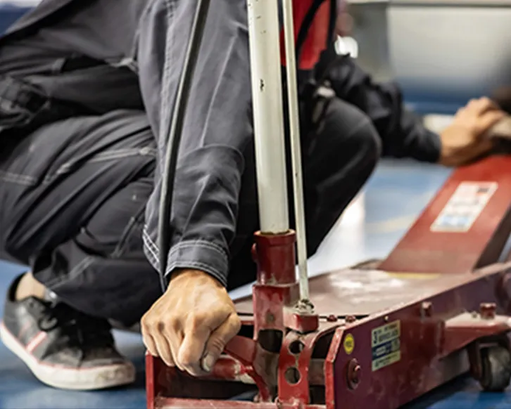 ジャッキを操作するメカニック