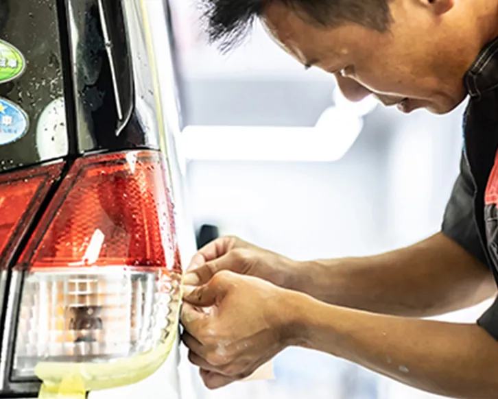 リアランプを調整するメカニック